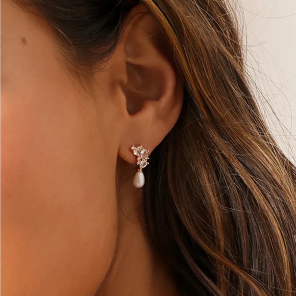 Lulus “Seeking Elegance Gold Cubic Zirconia Pearl Stud Earrings” - Picture 1 of 3